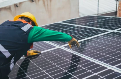 Imagem de homem instalando painéis de energia solar