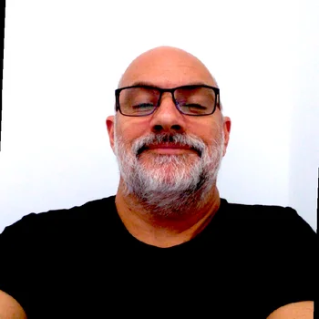 Foto do diretor da escola Gracinha ilustrando seu depoimento sobre serviços da Húngaro