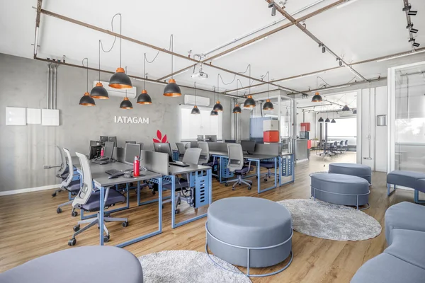 Imagem de uma escadaria moderna feita pelo estúdio de arquitetura Húngaro, Valente.