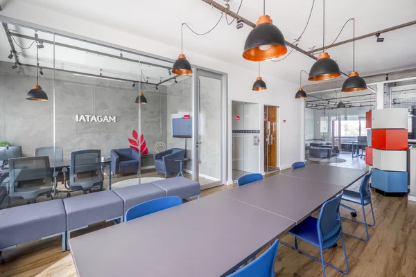 Imagem de uma escadaria moderna feita pelo estúdio de arquitetura Húngaro, Valente.