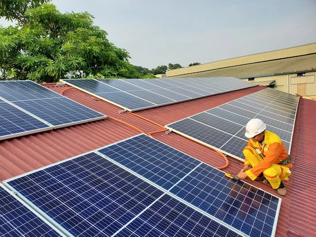 Imagem de homem fazendo instalação de painel de energia solar