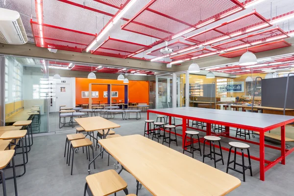 Imagem de um laboratório com arquitetura feita pelo escritório de design Húngaro, Valente.