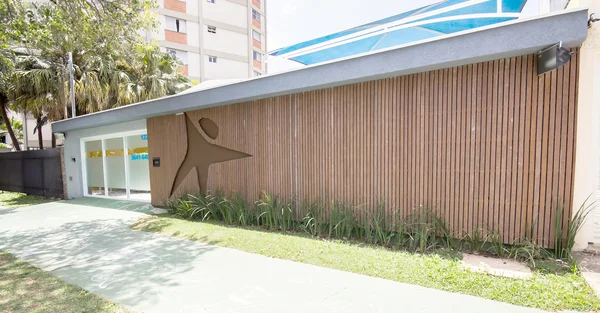 Imagem de uma fachada ou frente de escola com arquitetura feita pelo escritório de design Húngaro, Valente.