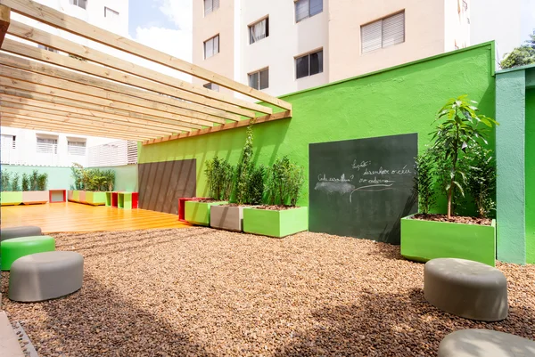 Imagem de uma área comum com arquitetura feita pelo escritório de design Húngaro, Valente.